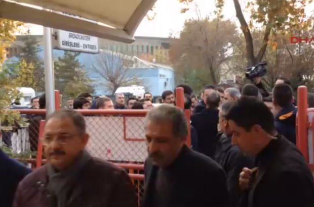Bakan Mehmet Özhaseki'nin korumaları ile güvenlik görevlileri arasında tartışma
