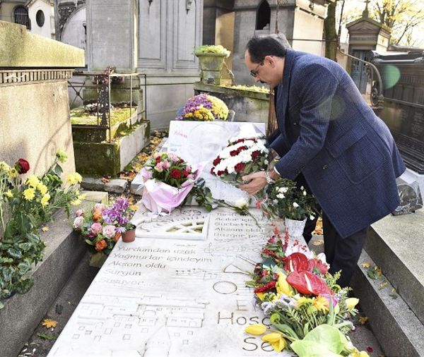 Cumhurbaşkanlığı Sözcüsü Kalın, Ahmet Kaya'nın mezarını ziyaret etti