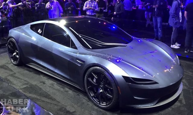 Uçan araba gerçek oluyor! Elon Musk'a göre Tesla Roadster gelecekte uçuş kabiliyetine sahip bir otomobil olabilir