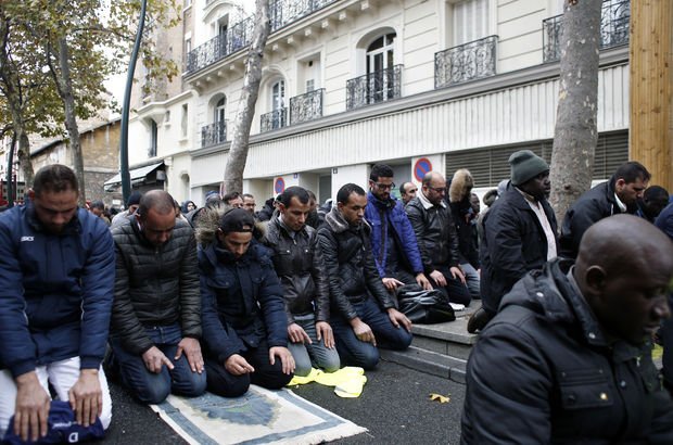 Fransa İçişleri Bakanı: Sokakta namaz kılınmasını engelleyeceğiz