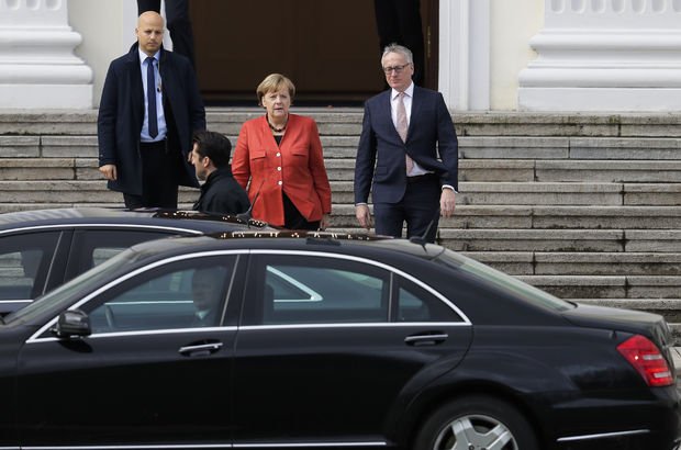 Almanya'da koalisyon krizi büyüyor! Merkel görüşmelerini iptal etti!