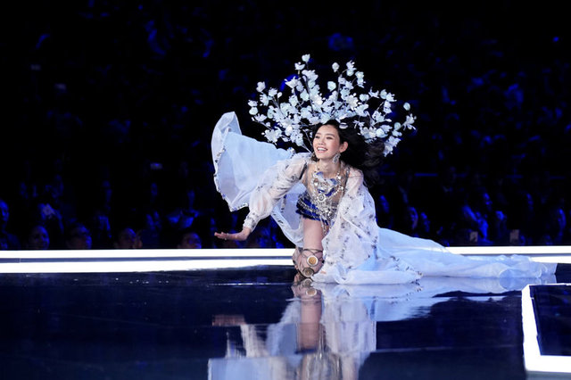 Victoria's Secret defilesinde Ming Xi yere düştü