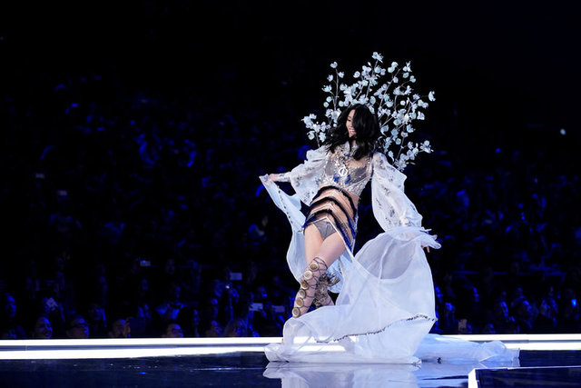 Victoria's Secret defilesinde Ming Xi yere düştü
