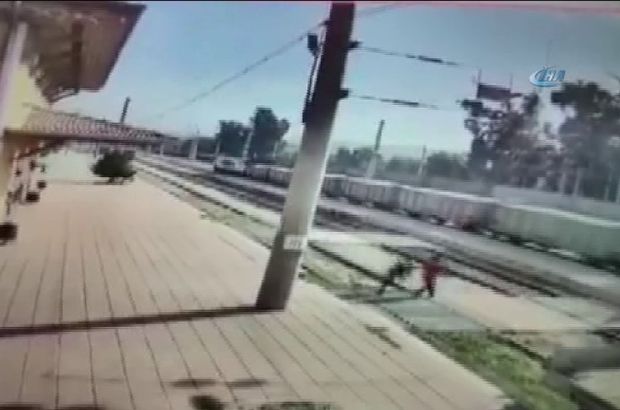 Küçük çocuk trenin altında kaldı: Feci kaza kamerada