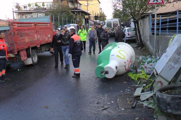 Ataşehir'de kaza yapan servis minibüsü kaldırımdaki çifti ezdi