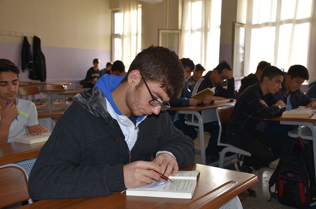 Diyarbakır'da öğrencilerin ilk dersleri kitap okumak