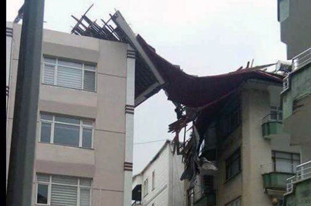 Samsun'da şiddetli rüzgar, çatıları uçurdu