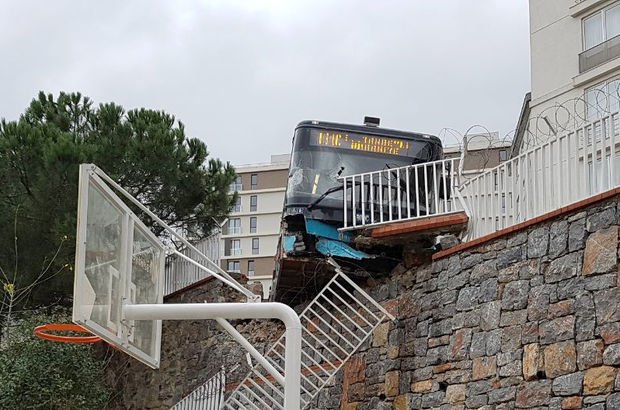 Ümraniye'de halk otobüsü okulun istinat duvarını yıktı