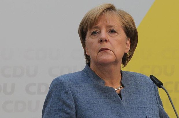 Almanya Başbakanı Merkel'e istifa çağrısı