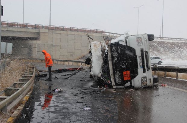 Sivas'ta tanker devrildi, yola akan 15 ton asfalt dondu