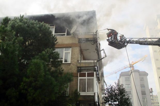 Kadıköy'de 4 katlı binada çıkan yangın paniğe neden oldu
