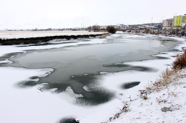 Kura Nehri'nin yüzeyi buz tuttu