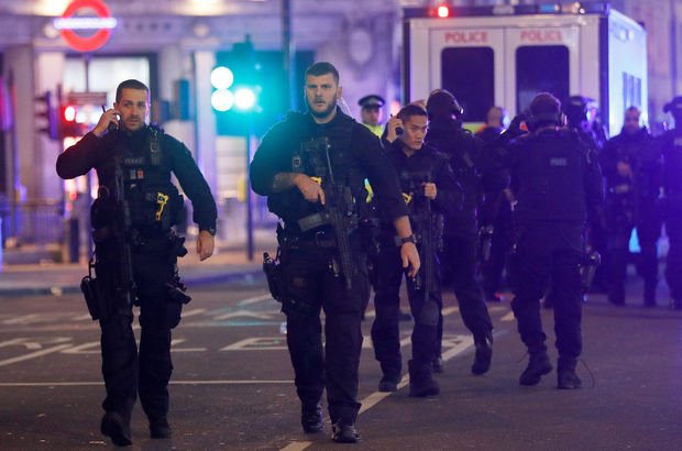 İngiliz polisi 'terör ihtimaline karşı' iki erkeği arıyor!