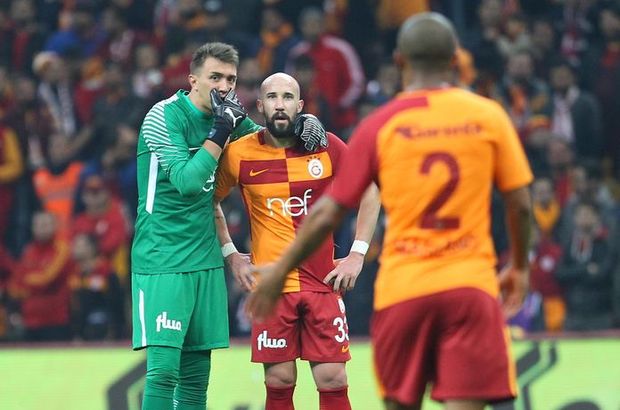 Galatasaray tribünleri Latovlevici'yi ıslıkladı