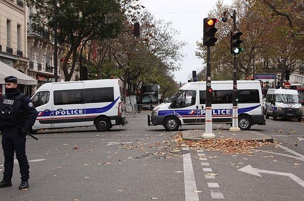 Paris'te ırkçı gösteri yasaklandı: 15 gözaltı
