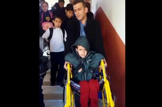 Gaziantep'te okulun asansörü mühürlendi; baba engelli oğlunu kucağında sınıfa çıkarıyor