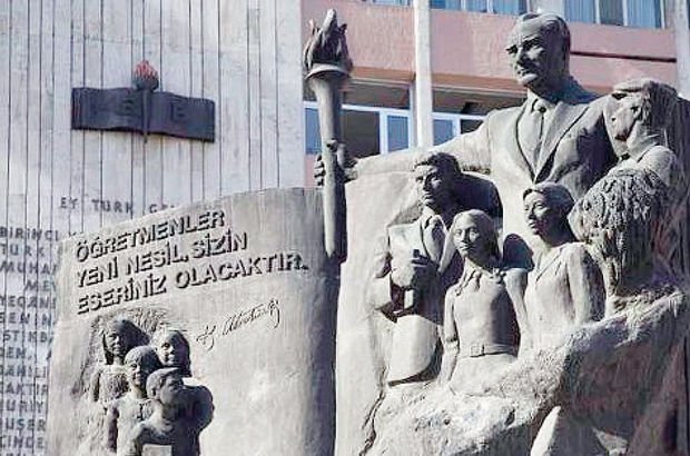 Tankut Öktem:Atatürk heykeli Bronzdan bile olsa gözleri bile mavi mavi bakmalı