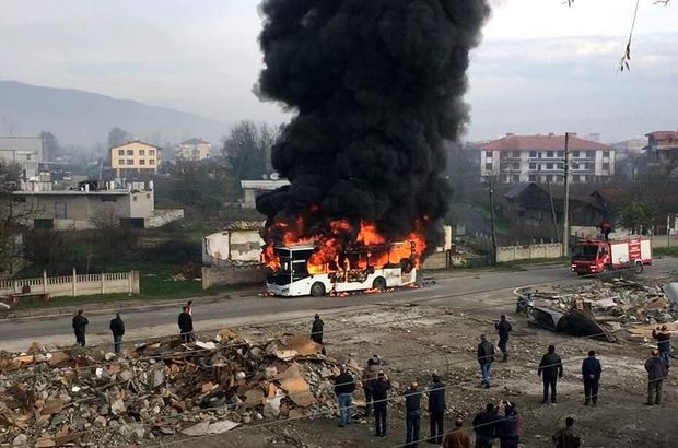 Düzce'de halk otobüsü, alev alev yandı