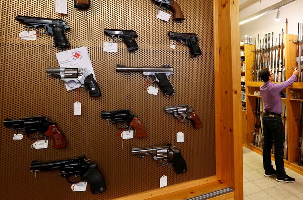 'Kara Cuma'da 200 binden fazla silah satıldı!