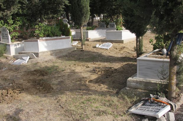 Adana'da bir mezarlıkta mezar taşları kırıldı