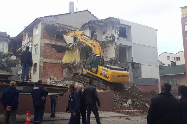 Kocaeli'de iş makinesi yanlış binayı yıktı