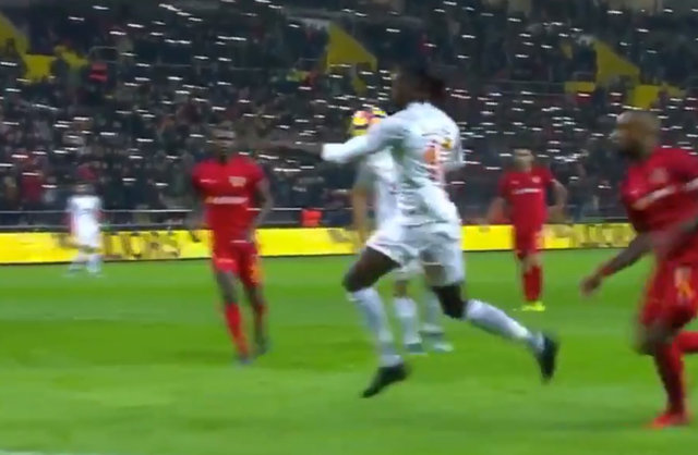 Kayserispor Başakşehir maçında Adebayor'un attığı gol - Adebayor'un golünde el var mı?