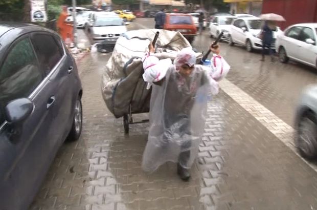 Adana'da Suriyeli çocuk yağmurda karton toplayabilmek için poşetlerden kıyafet yaptı