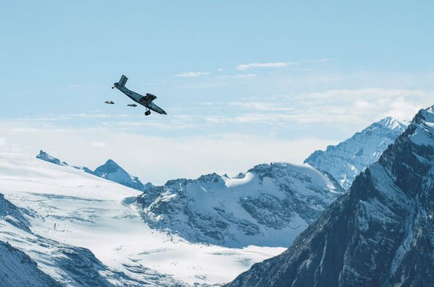 İki wingsuit pararaşütçüsü dağdan atlayıp uçağa bindiler (video)