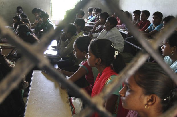 Hindistan'da 88 kız öğrenciye herkesin önünde kıyafetlerini çıkartma cezası verildi