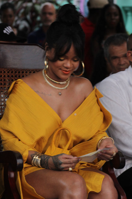 Rihanna'nın eski halinden eser yok! Ünlü şarkıcının kilolarıyla başı dertte