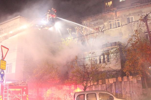 Kağıthane'de metruk bina alev alev yandı