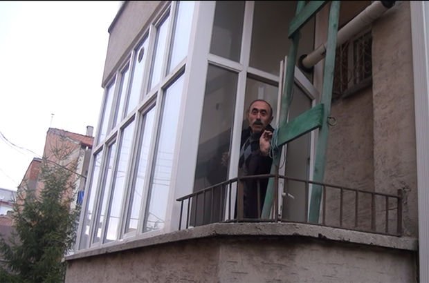 Sivas'ta bir kişi ev sahibine yakalanmamak için eve cenaze taşıma salıyla girip çıkmış