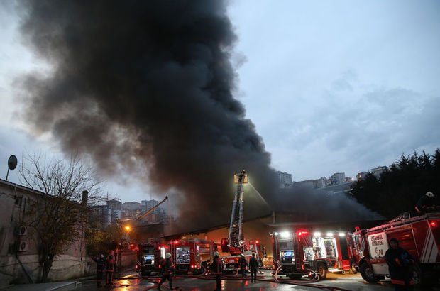 Alibeyköy'de beyaz eşya deposunda korkutan yangın
