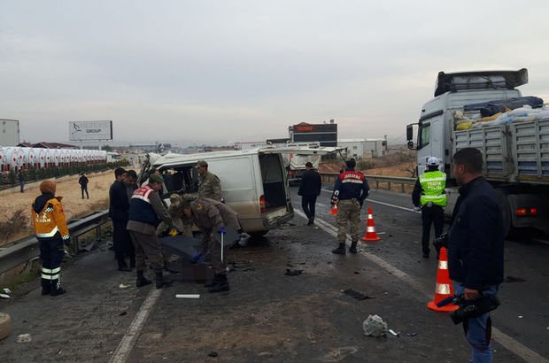 Gaziantep-Nizip karayolunda feci kaza! 5 ölü, 3 yaralı