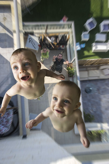 Fotoğrafçı baba ikizlerini kılıktan kılığa soktu