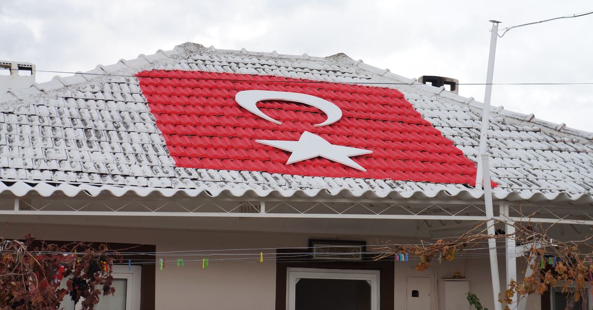 Manisa Da Bir Kisi Evinin Catisina Turk Bayragi Yaptirdi Gundem Haberleri