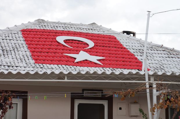 Manisa Da Bir Kisi Evinin Catisina Turk Bayragi Yaptirdi Gundem Haberleri
