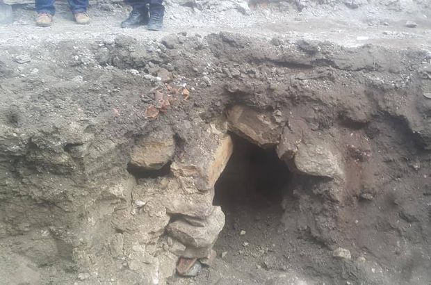 İş makinesinin kazı yaptığı alanda tünel bulundu! Arkeologlar inceleme yapacak