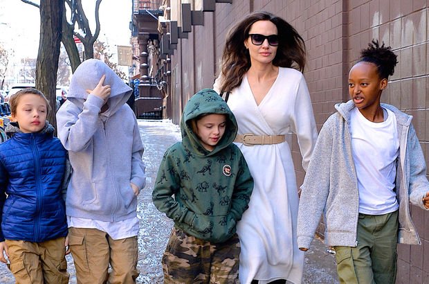 Angelina Jolie çocuklarıyla birlikte aile gezintisinde