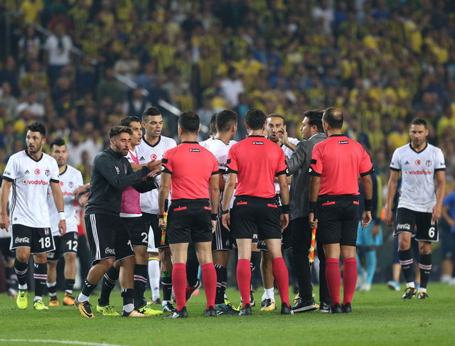 Fenerbahçe-Beşiktaş derbisinde görev yapan Cem Satman'ın FIFA kokartı alındı