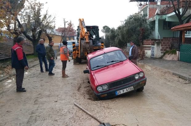 Manisa'da yol çöktü, otomobil çukura düştü