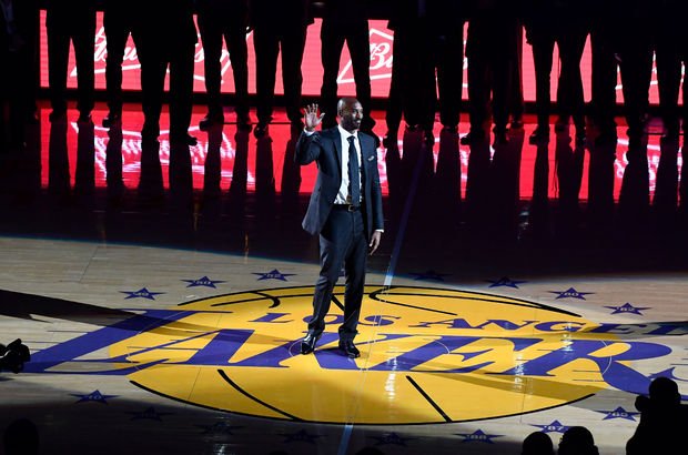 Los Angeles Lakers efsanesi Kobe Bryant'ın forması emekli edildi