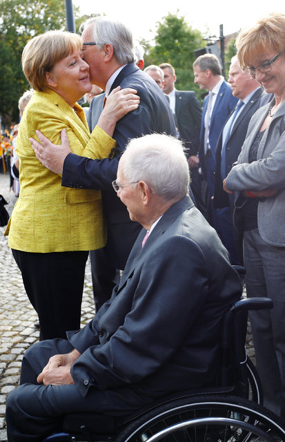 AB Komisyonu Başkanı Juncker tüm dünyayı öptü!