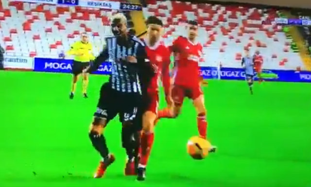 Sivasspor - Beşiktaş maçındaki penaltı pozisyonu
