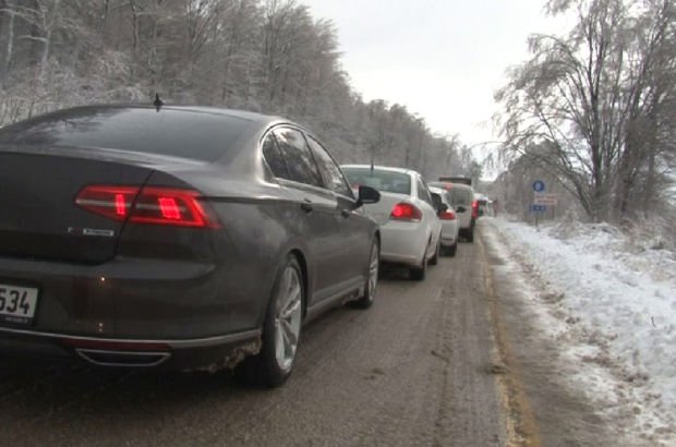 Uludağ'da kar yüzünden yol kapandı