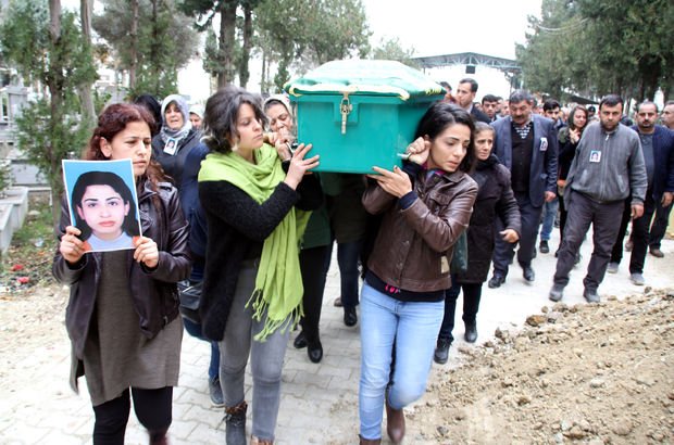 Hatay'da eski eşi tarafından öldürülen kadının tabutunu kadınlar taşıdı