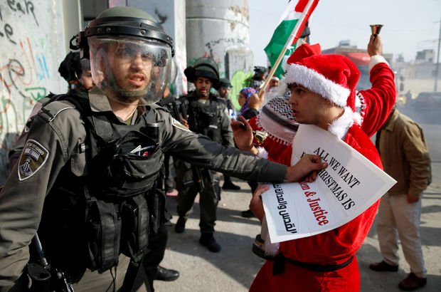 İsrail askerlerinden Filisintinli 'Noel Baba'ya plastik mermi ve gaz!