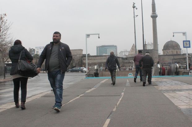 Kayseri'de vatandaşlar kaymasın diye kaldırımlara halı serildi