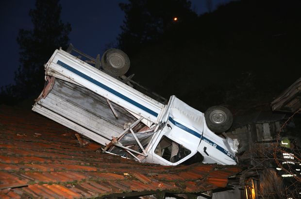 Karabük'te kamyonet 80 metre uçurumdan evin çatısına düştü