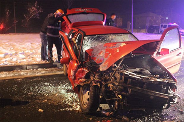 Buzlanma nedeniyle otomobil kırmızı ışıkta bekleyen minibüse çarptı
